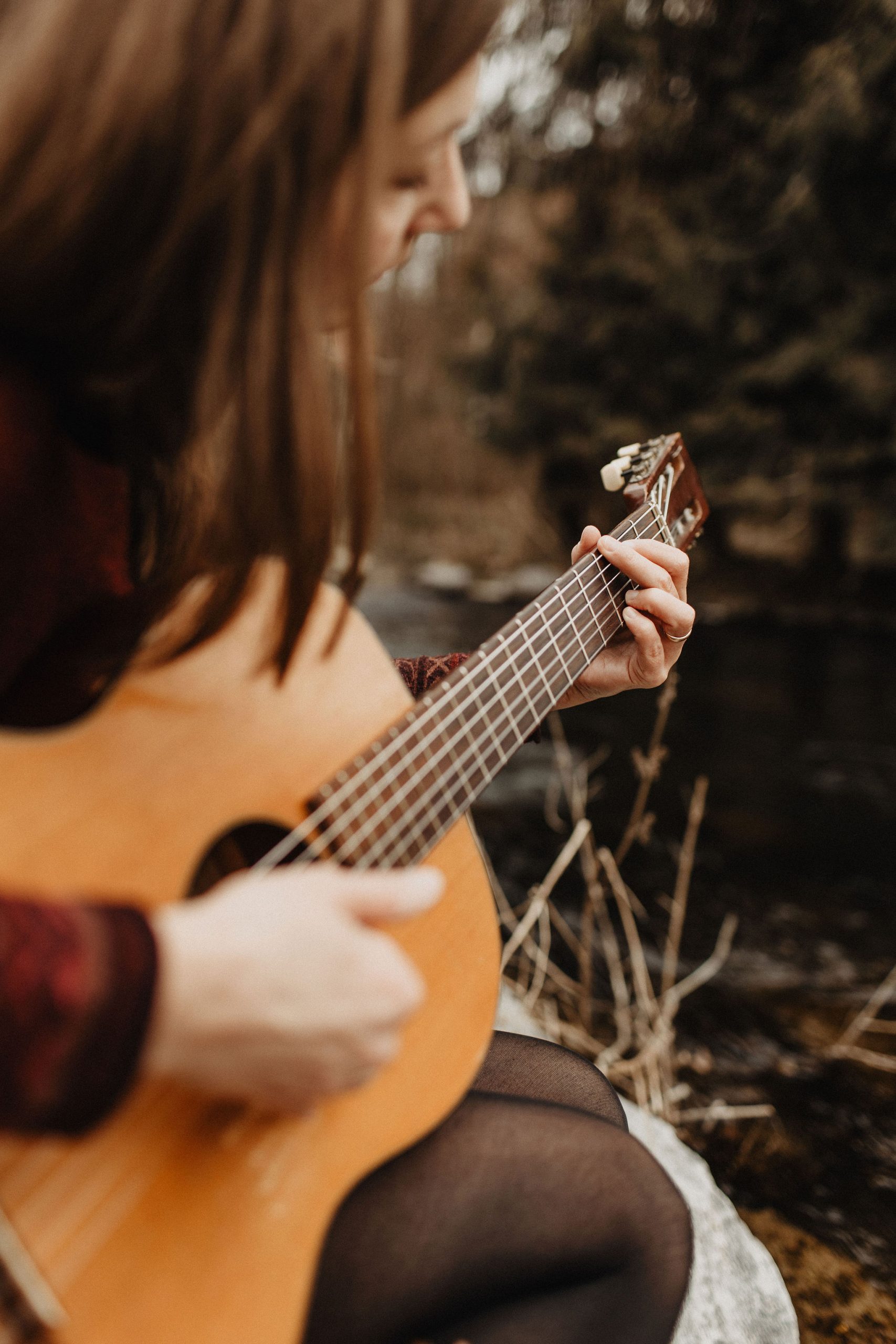 Musik bleibt Stephanie Patchev Musik und Gesang für Beerdigung und Trauerfeier Musikalische Gestaltung Trauerfeier Gitarre closeup